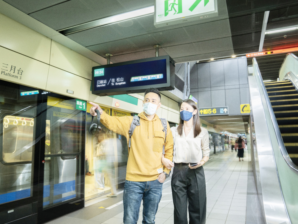 友達(dá)旗下達(dá)擎之客製化TARTAN顯示器  ，於臺(tái)北捷運(yùn)中山站亮相。以獨(dú)特長條型比例與高畫質(zhì)特色 ，為臺(tái)北捷運(yùn)站帶來嶄新的都會(huì)車站風(fēng)貌