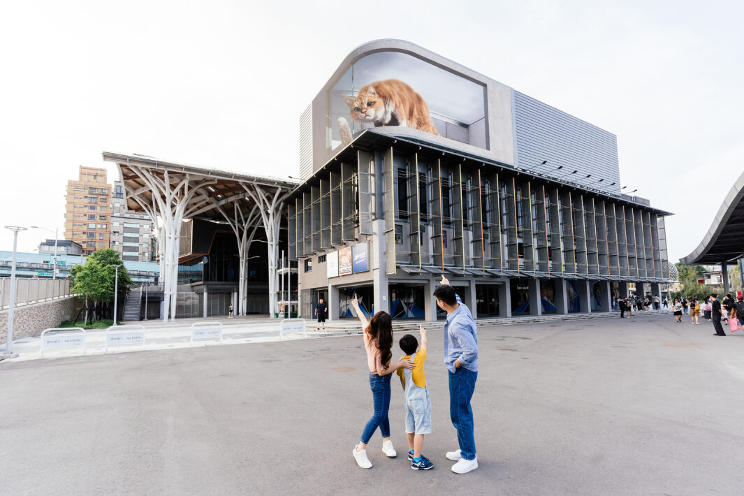 友達(dá)打造全臺(tái)最大戶外裸視3D LED弧形螢?zāi)?，將超立體的軟萌胖橘貓動(dòng)畫活躍於頂樓外牆