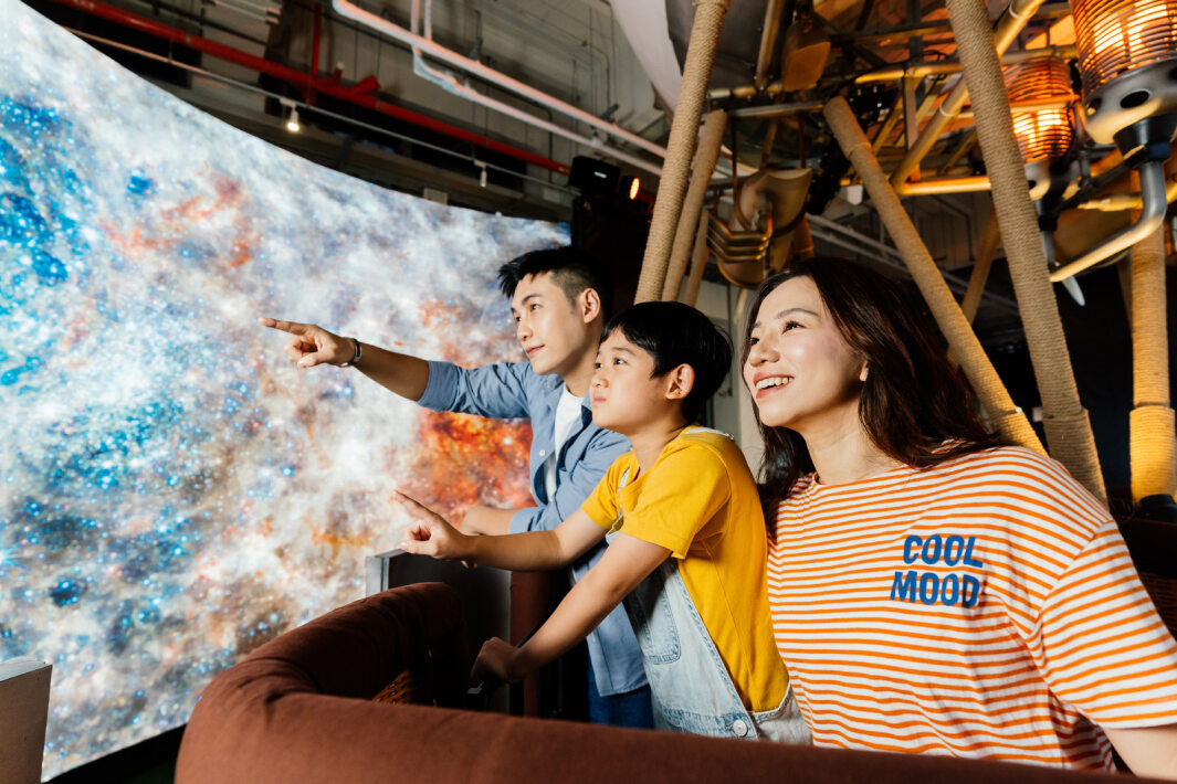 友達(dá)打造全臺(tái)最大寬6公尺、高4公尺、唯一搭載LED弧形拼接顯示屏的動(dòng)感飛行船 ，讓乘客駐足在熱氣球上，享受身歷其境的偽出國旅遊樂趣