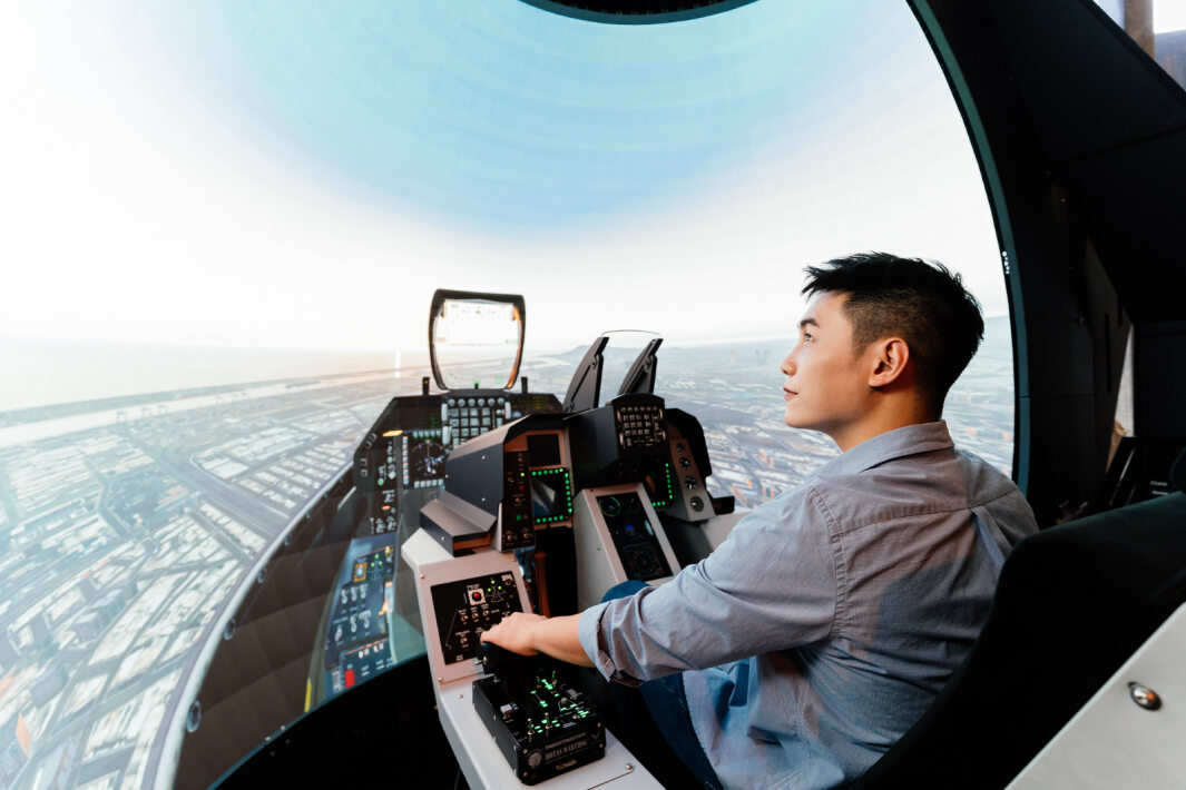 友達(dá)以P1.25小間距打造球形LED模擬艙  ，搭配智崴的精密六軸動(dòng)態(tài)座椅 ，結(jié)合友達(dá)專業(yè)影像調(diào)校技術(shù) ，呈現(xiàn)擬真模擬飛行場景