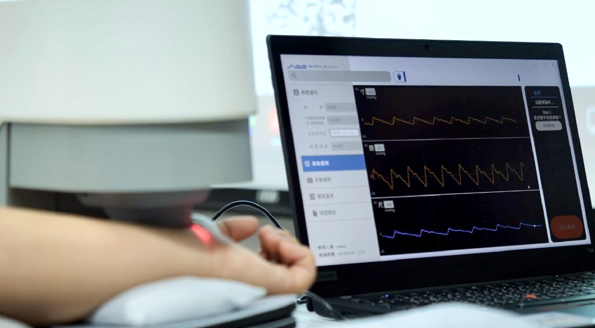 友達(dá)耘康以高解析與擬真的顯示技術(shù)，將其應(yīng)用於中醫(yī)檢測(cè)，提供「中醫(yī)數(shù)位化檢測(cè)方案」，使傳統(tǒng)中醫(yī)檢測(cè)結(jié)果數(shù)據(jù)化與視覺(jué)化