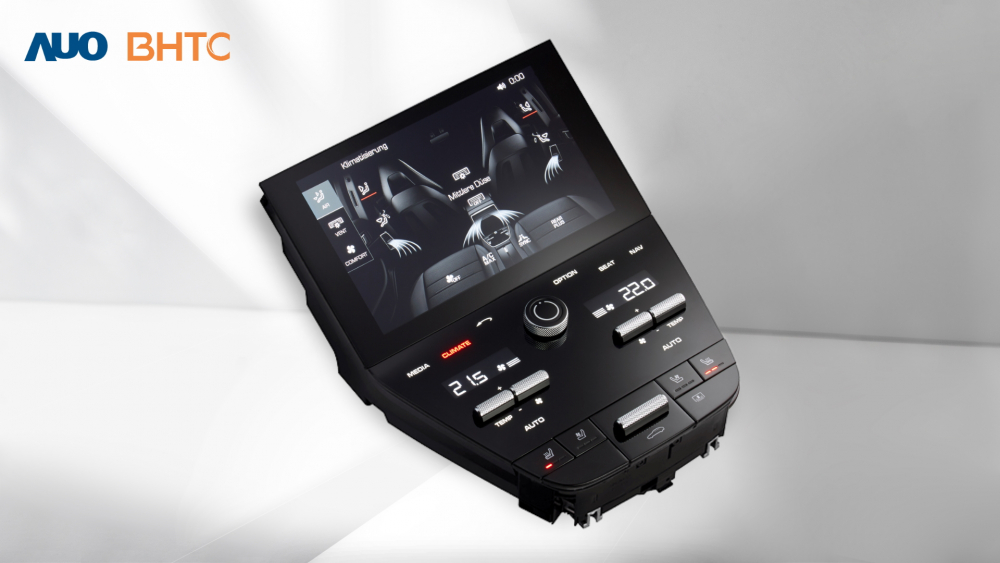 作為友達(dá)新生力軍 ，BHTC所展示的中央與後座鞍部的Display HMI產(chǎn)品 ，可處理多區(qū)恆溫控制  、顯示畫面 ，呈現(xiàn)仿真3D車室分區(qū)；以力傳感技術(shù)精準(zhǔn)傳遞觸感，並結(jié)合音量及震動(dòng)反饋，防止意外啟動(dòng)，提供使用者自然流暢  、直觀且輕鬆駕馭的舒適介面