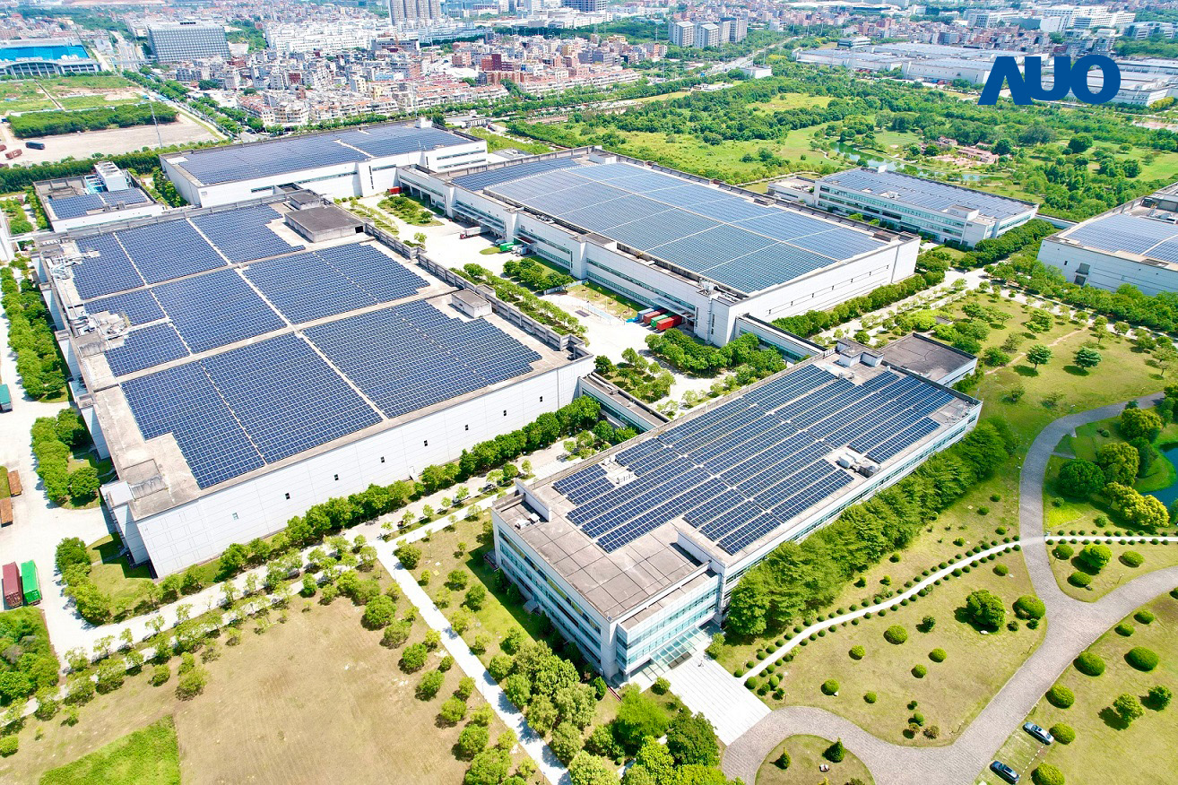 友達(dá)廈門推動(dòng)智慧製造同時(shí)，透過綠電創(chuàng)能縱深推進(jìn)綠色轉(zhuǎn)型，廠區(qū)全屋頂鋪設(shè)太陽能板，每年太陽能發(fā)電 2,600多萬度