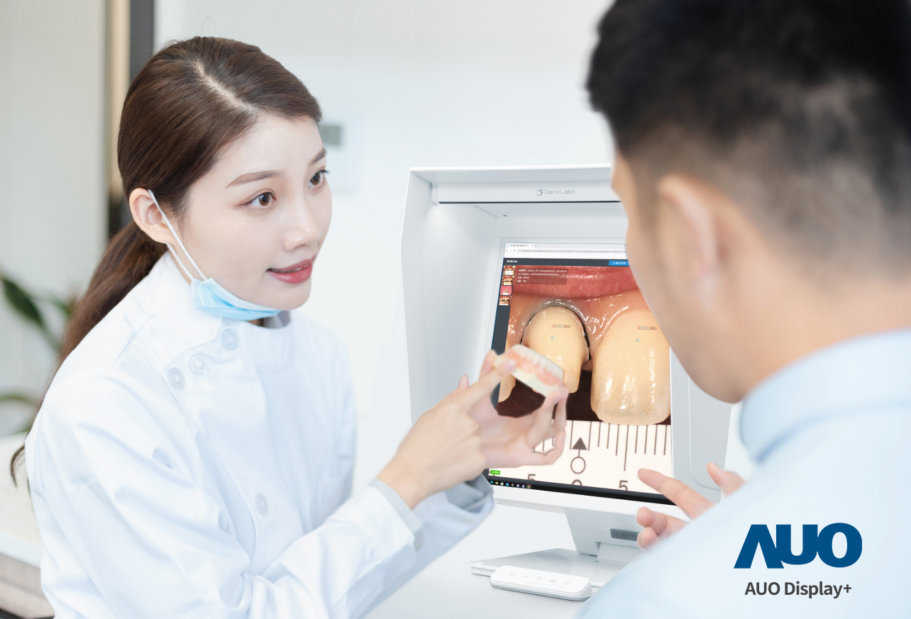達(dá)擎積極投入牙科領(lǐng)域 ，瞄準(zhǔn)牙技所數(shù)位轉(zhuǎn)型趨勢(shì)  ，與成軍滿(mǎn)周年的子公司原色口腔數(shù)位，展現(xiàn)智慧牙技整合方案的落地成果 ，加速推動(dòng)牙科與假牙製作流程數(shù)位化