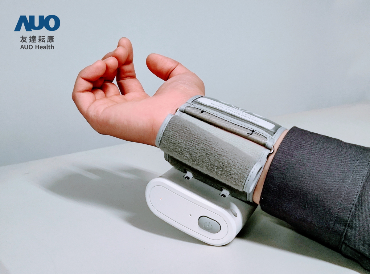 友達耘康領先業(yè)界推出全臺首部「可攜式脈波儀」，不僅提供快速脈象量測與跨平臺兼容性，亦可做為未來個人專屬健康管理的新選擇 ，彰顯友達在中醫(yī)智慧醫(yī)療市場另一突破