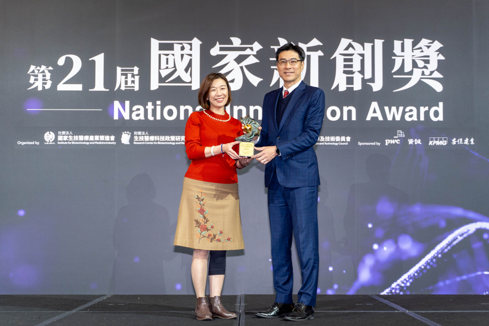 友達(dá)旗下子公司友達(dá)耘康與達(dá)擎分別以「中醫(yī)數(shù)位化檢測解決方案」及「寬視角3D醫(yī)療顯示器」獲得第二十一屆國家新創(chuàng)獎(jiǎng)「智慧醫(yī)療與健康科技」類別的「企業(yè)新創(chuàng)獎(jiǎng)」與「國家新創(chuàng)精進(jìn)獎(jiǎng)」兩項(xiàng)殊榮。圖左為衛(wèi)生福利部政務(wù)次長林靜儀、圖右為友達(dá)光電智慧醫(yī)療事業(yè)群總經(jīng)理廖世宏