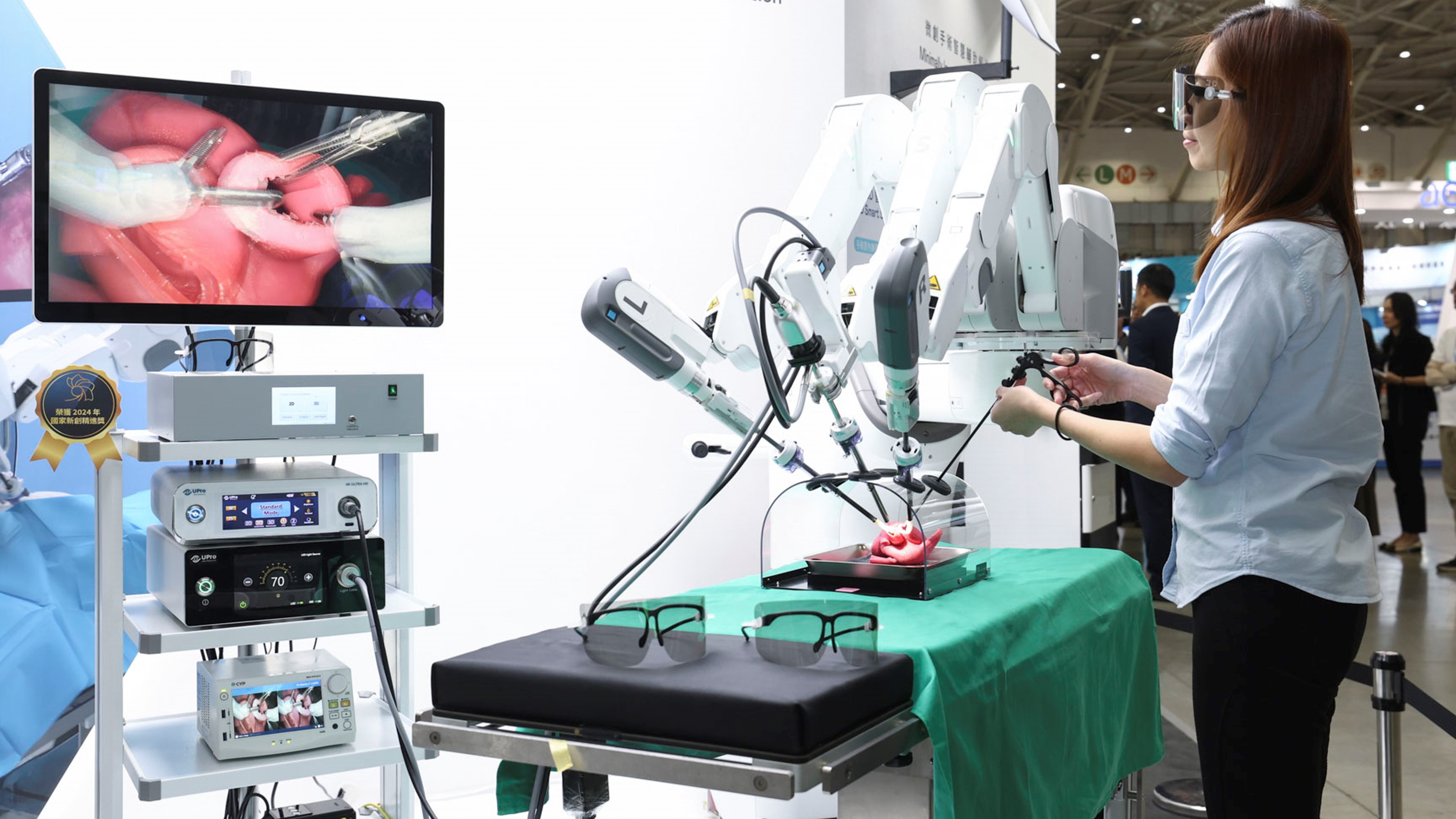 達(dá)擎寬視角3D醫(yī)療顯示器可應(yīng)用於機(jī)器人手術(shù)即時(shí)3D解決方案，提供醫(yī)療團(tuán)隊(duì)即時(shí)、同步的3D手術(shù)影像，提升溝通效率與手術(shù)安全性