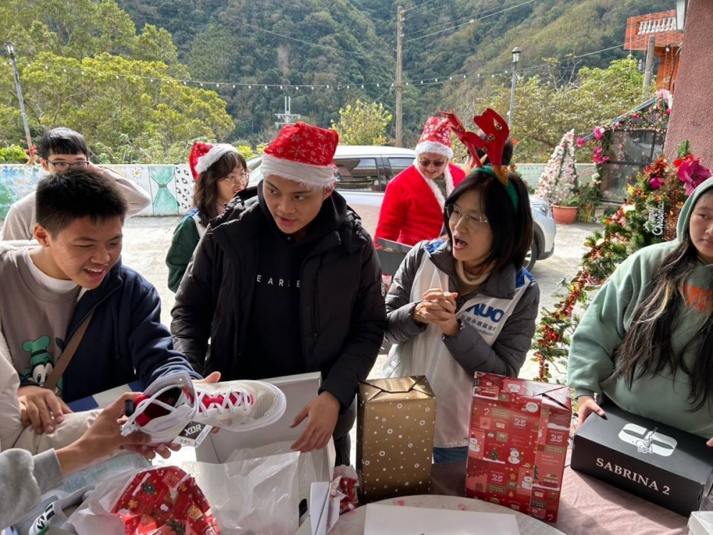「圓夢(mèng)計(jì)畫(huà)」由偏鄉(xiāng)兒少許下心願(yuàn) ，友達(dá)員工認(rèn)捐禮物   ，高階主管親帶隊(duì)將禮物一一送往偏鄉(xiāng)，為兒少圓夢(mèng)