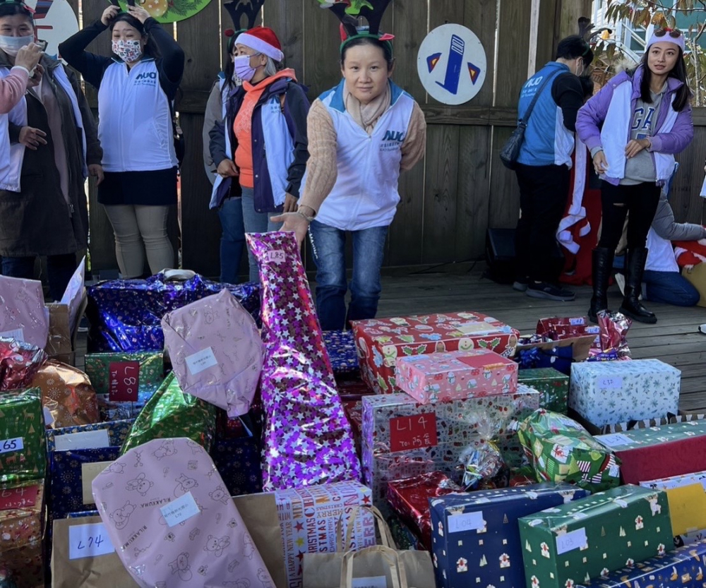 友達(dá)永續(xù)基金會(huì)「圓夢(mèng)列車(chē)」年年迴響熱烈 ，認(rèn)捐同仁精心挑選禮物 、巧手包裝，整理成隊(duì)後 ，將祝福一一打包送出