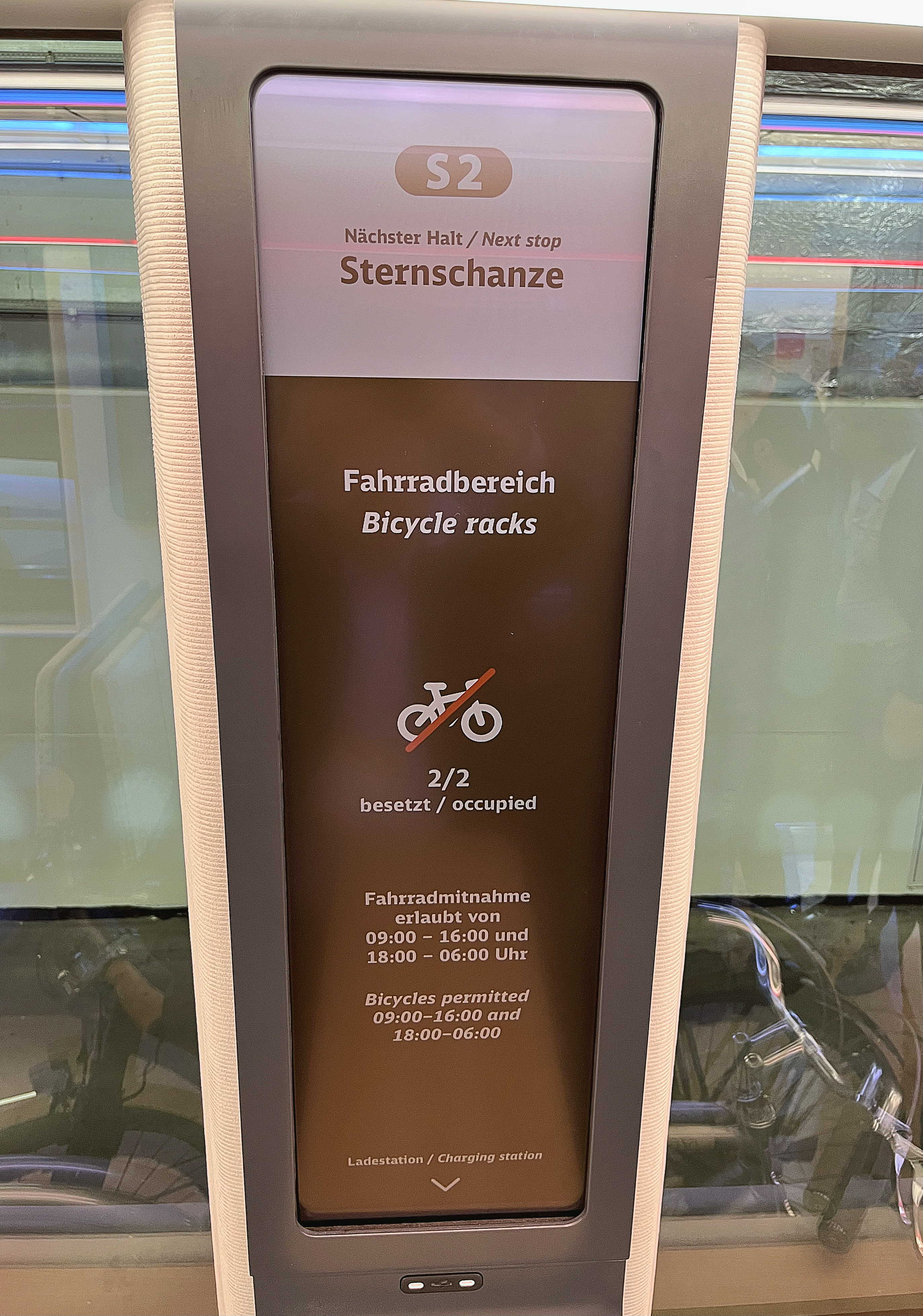 達(dá)擎HiRaso顯示技術(shù)采用膽固醇液晶獨特的雙穩(wěn)態(tài)特性及反射環(huán)境光線的方式 ，發(fā)揮最佳能源運用效率 ，其僅在更換顯示畫面時才消耗電力  ，在持續(xù)靜止的畫面顯示上則為零耗電，與傳統(tǒng)液晶顯示技術(shù)相比大幅節(jié)省90%能耗