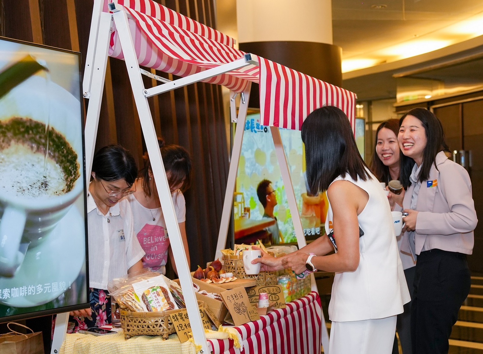 友達CSR共榮大會首度邀請新竹在地社會創(chuàng)生品牌「鴻梅文創(chuàng)」及「大山北月」，展示在地飲食與工藝，體現(xiàn)友達對在地社區(qū)共融的長期投入